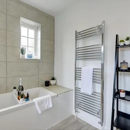 Brewery Loft - 3 Bedroom Bright Spacious Apartment In The Centre Of Town, Wifi, Netflix Cirencester Exterior photo