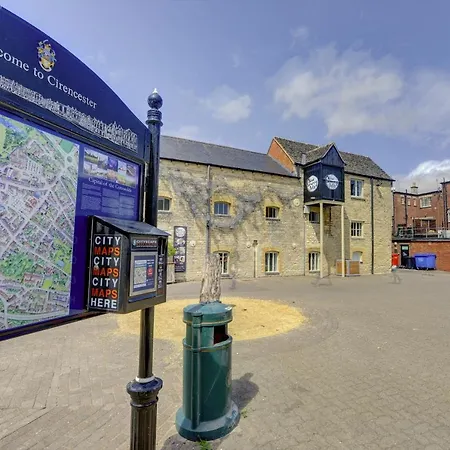 Brewery Loft - 3 Bedroom Bright Spacious Apartment In The Centre Of Town, Wifi, Netflix Cirencester Exterior photo